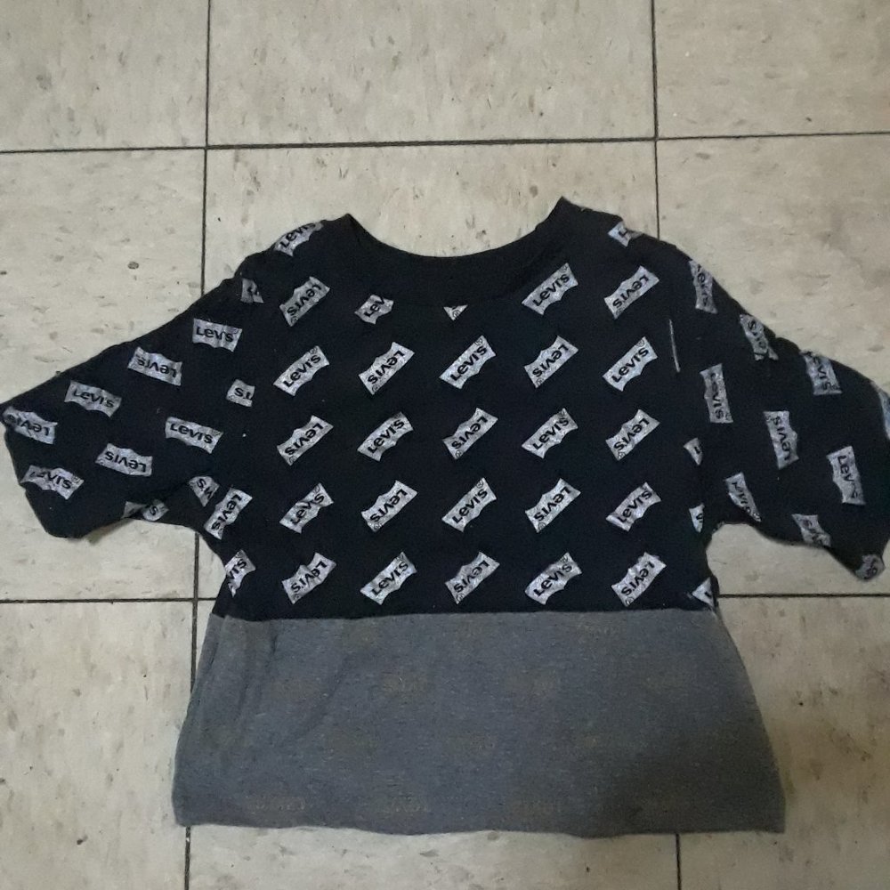 **NEW Levi's T-Shirt